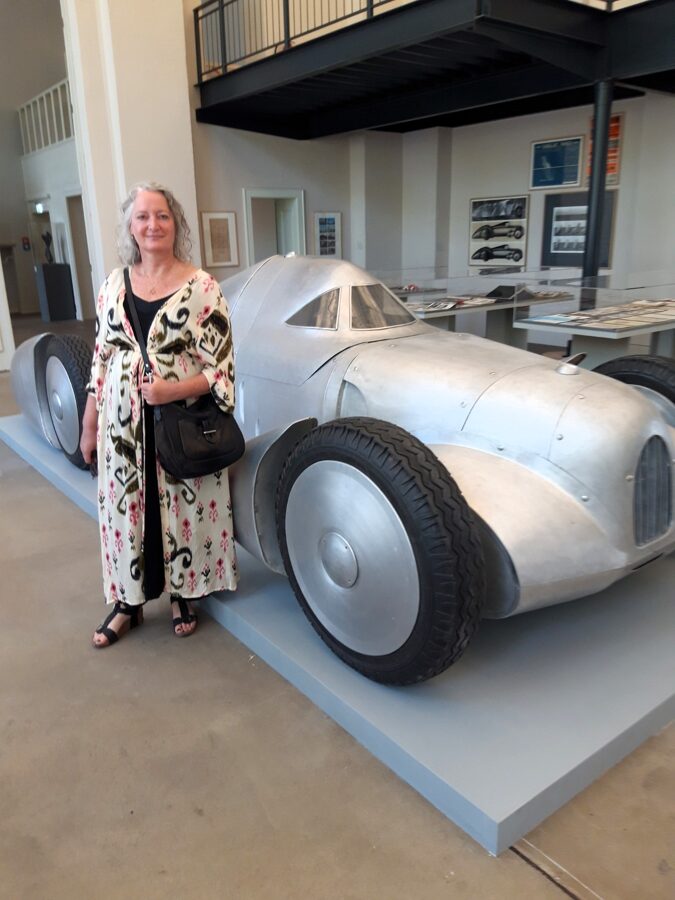 Miriam ved Paul Jarys aerodynamiske bil