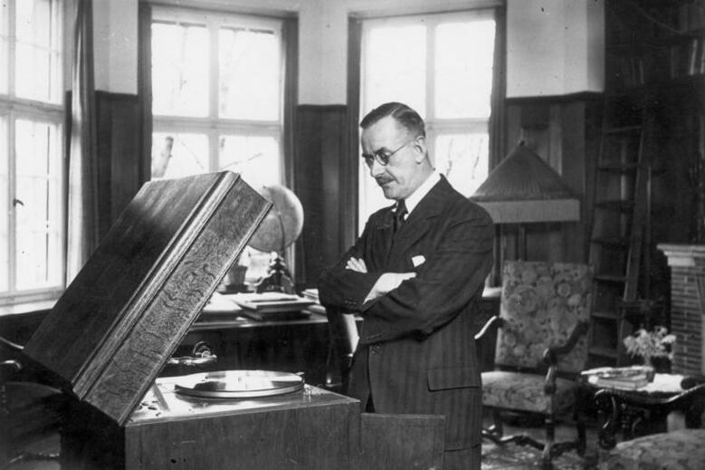 Thomas Mann ved grammofon