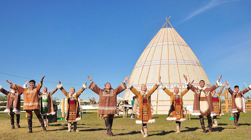 Evenk folkeensemble Osiktakan under en venskabsdans