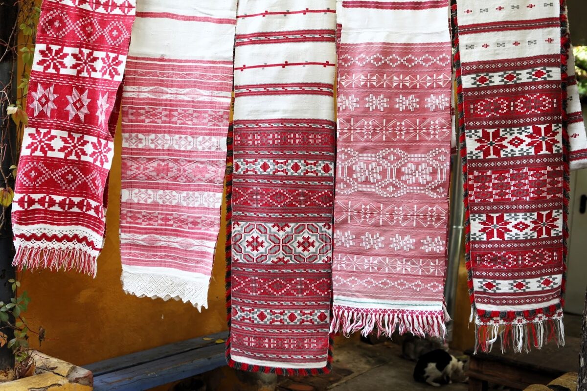 Traditionelt rushnik – broderet ritualklæde fra Rusland