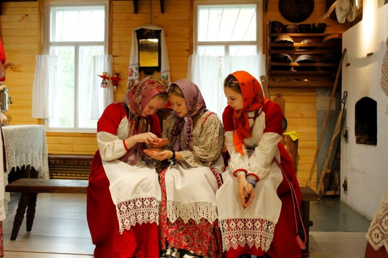Pokrov, unge bondepiger der hvisker og tiske
