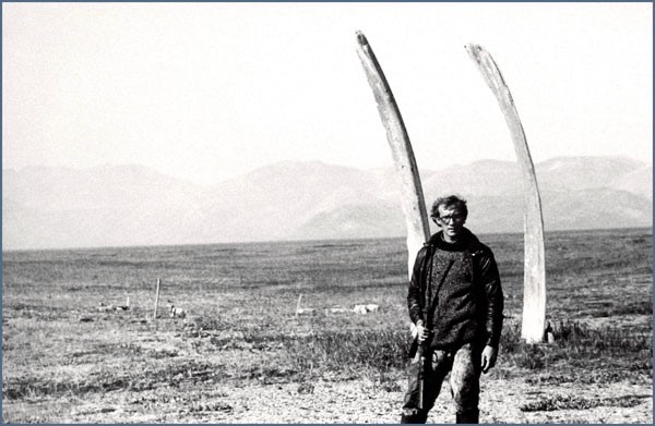 En ung Aleksandr Pika ved hvalalléen (Kitovaja Alleja) på Yttygran, Tjukotka