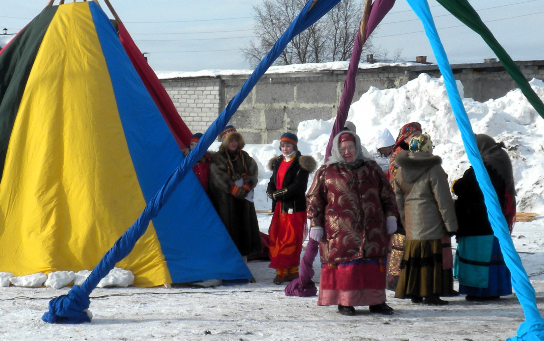 Samer og Komi-izjemtser ved vinterfest i Lovozero