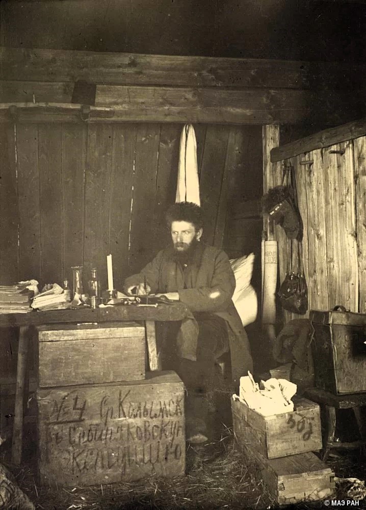 Vladimir Jochelson under pakningen af samlinger fra Sibiryakov-ekspeditionen