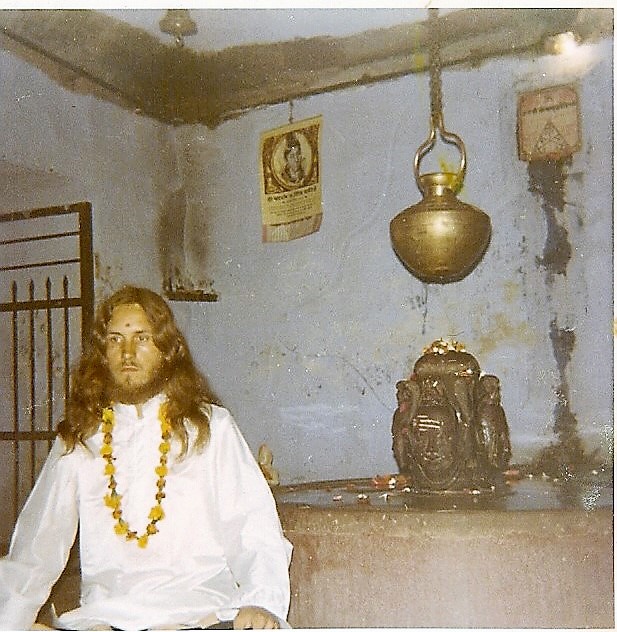 Peace and love – fra denne hjemmesides forfatter – her i en yngre udgave i Shiva grotten et sted i Indien for længe siden.