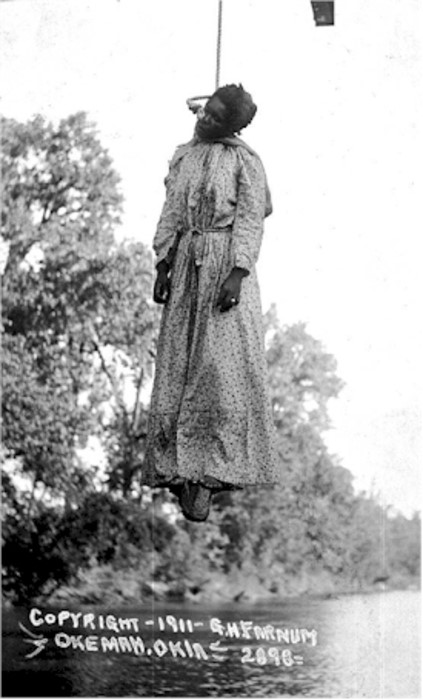 Det barfodede lig af den hængte Laura Nelson. 25. maj 1911, Okemah, Oklahoma