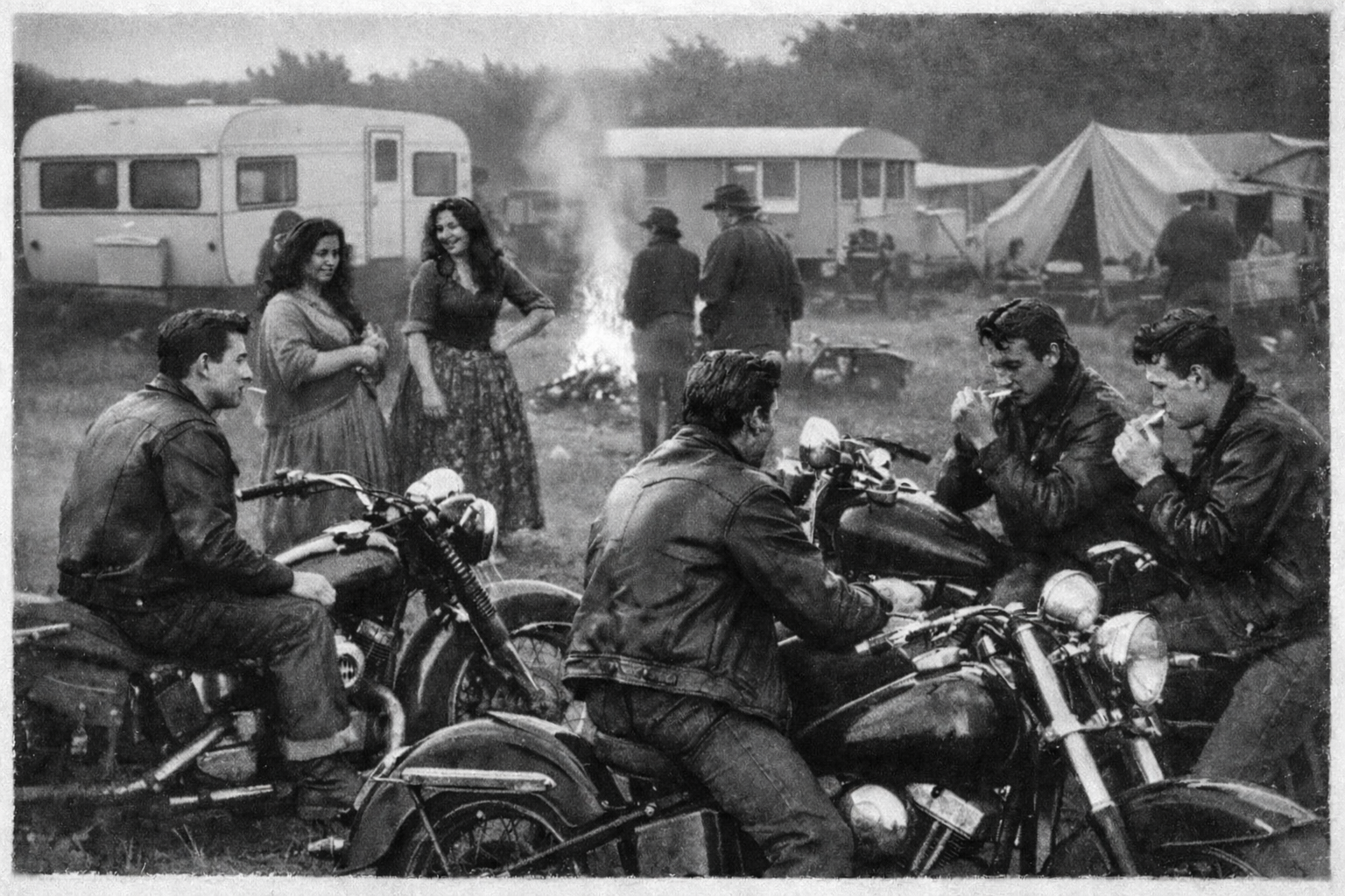 Motorcyklister og romani ved lejrbål på Amager fælled i en tidligere tid