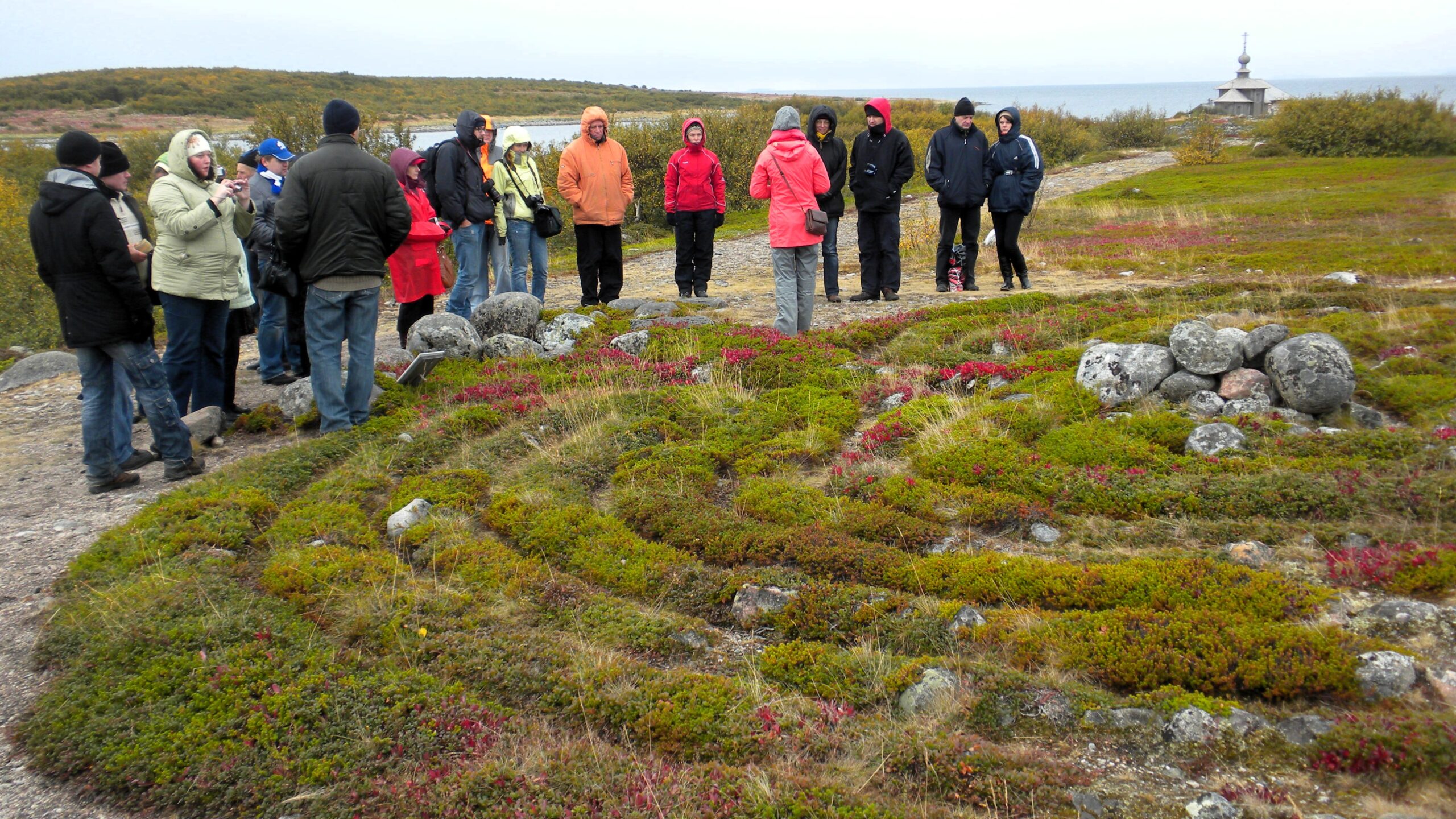 Turistgruppen samlet ved en af de gamle stenlabyrinter på Zajatskij