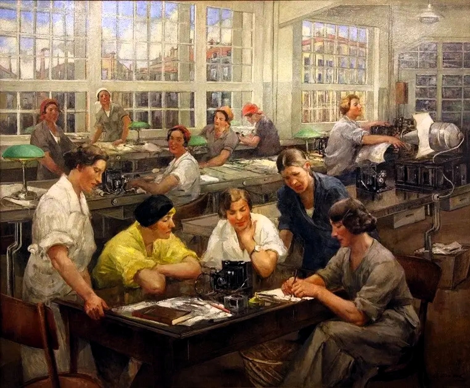 Kvindelige arbejdere på GOMZ-fabrikken i Leningrad samlet om et kamera, malet af Vitalij Gavrilovitj Tikhov, 1936-37