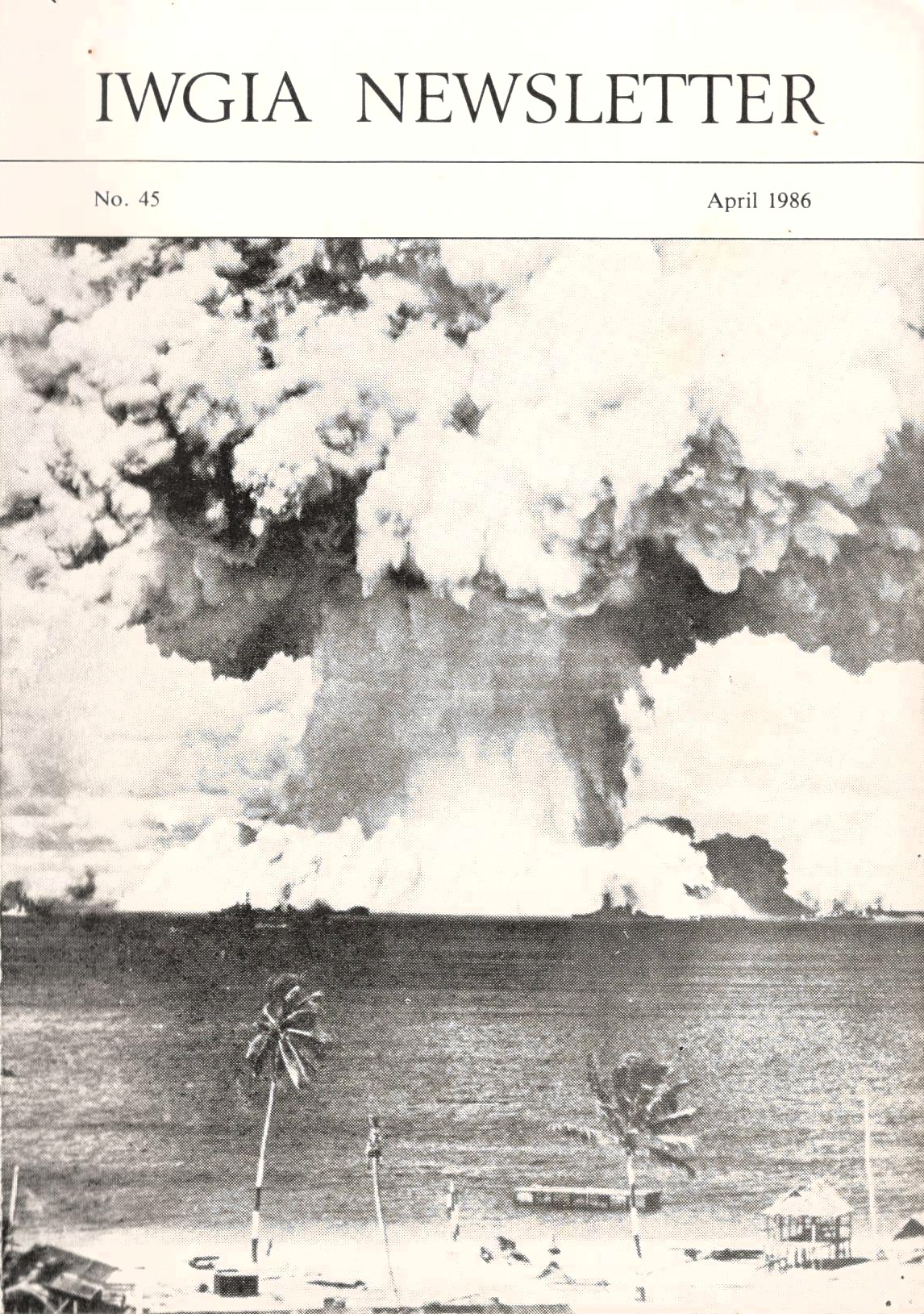 Forside af IWGIA Newsletter nr. 45 fra april 1986 med et sort-hvidt fotografi af en atomsvamp over Marshalløerne